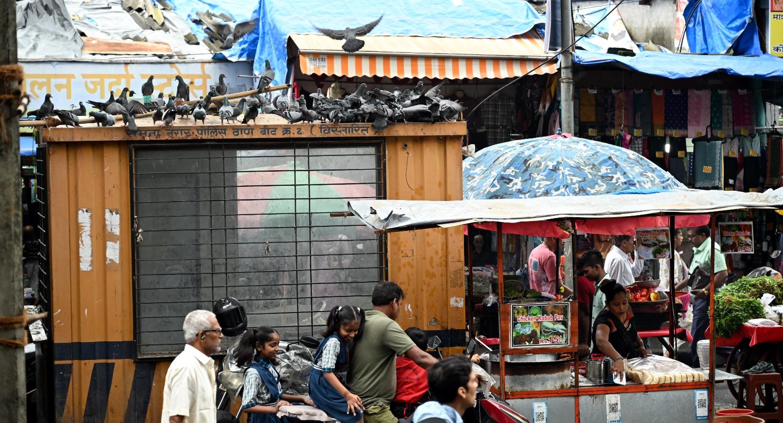 डॉक्टरों के अनुसार, लंबे समय तक इस तरह के माहौल में रहने से फेफड़ों की बीमारियाँ और एलर्जी का खतरा कई गुना बढ़ जाता है.