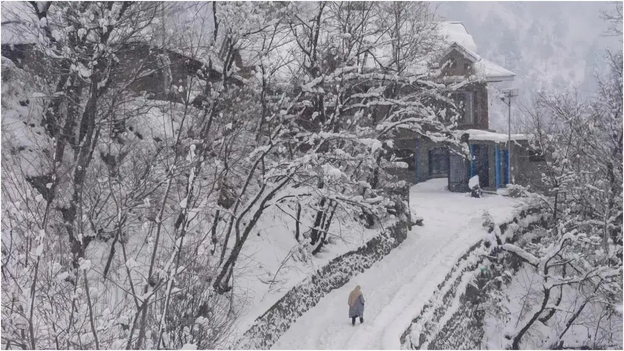 अधिकारियों ने पुराने मिट्टी के घरों को संभावित नुकसान के प्रति आगाह किया है. प्रतीकात्मक तस्वीर