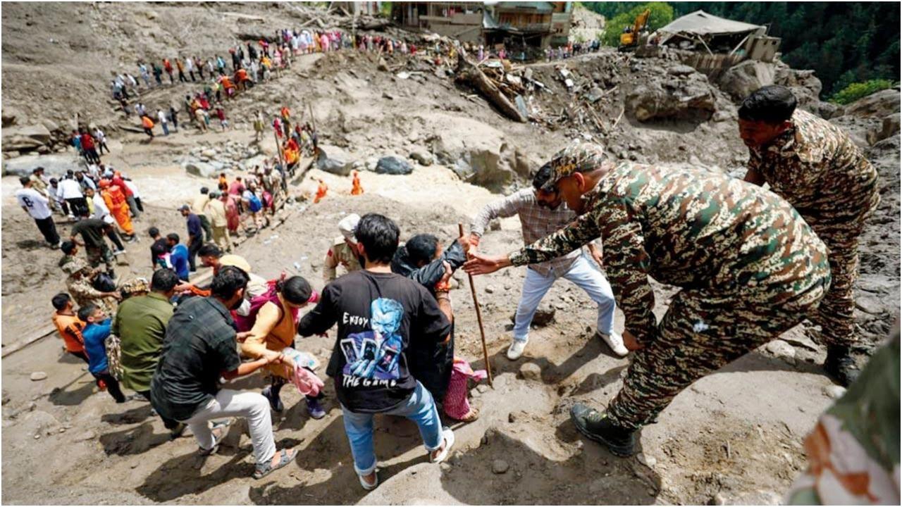 जम्मू-कश्मीर के किश्तवाड़ में बचाव अभियान में जुटी भारतीय सेना. तस्वीर/पीटीआई