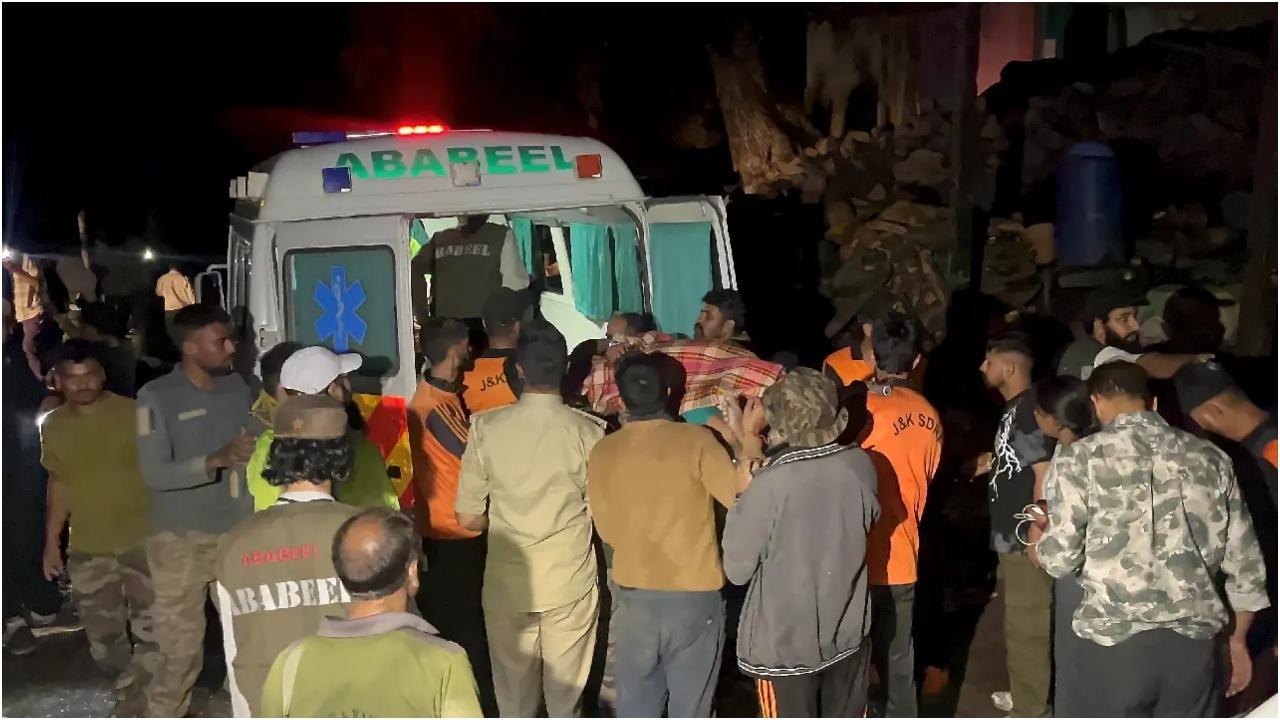 जम्मू-कश्मीर के किश्तवाड़ जिले में बादल फटने से आई बाढ़ के बाद घायलों को एम्बुलेंस में ले जाया जा रहा है. (फोटो: पीटीआई)