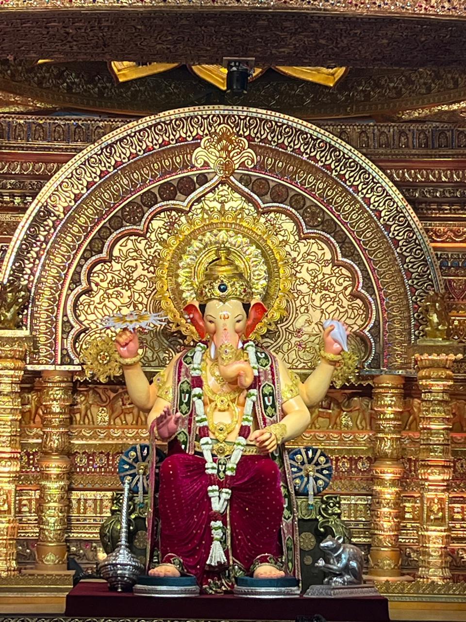 पारंपरिक लोक नृत्य और गीतों के साथ इस भव्य पल को और भी यादगार बनाया गया. ढोल-ताशों की गूंज और भक्तों की आंखों में श्रद्धा की चमक ने माहौल को पूरी तरह आध्यात्मिक बना दिया.