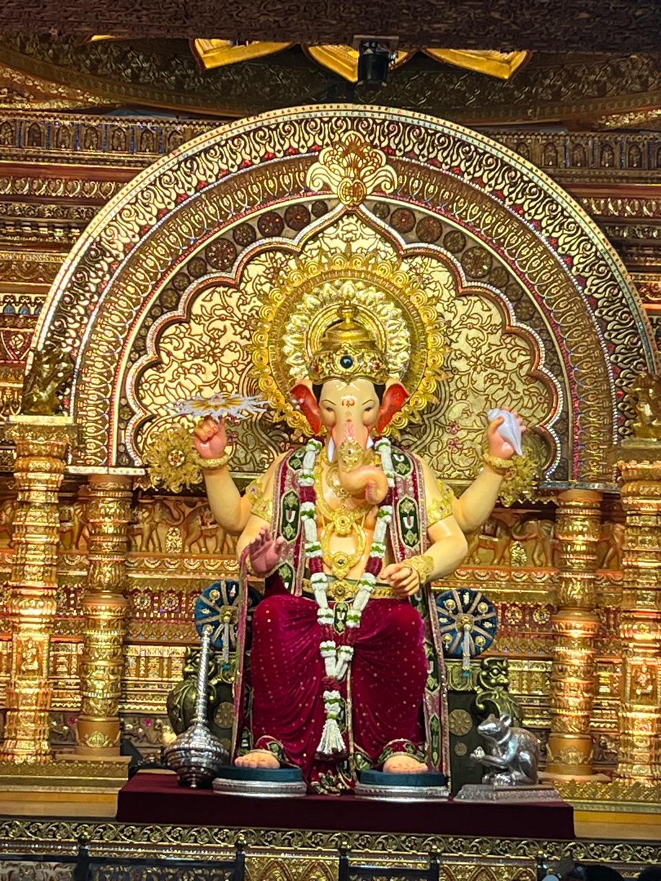 मंडल की ओर से बताया गया कि इस बार सजावट में पर्यावरण के प्रति जागरूकता का भी ध्यान रखा गया है. 