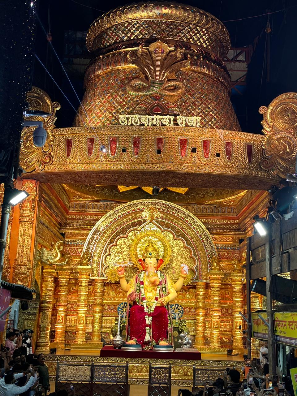 हर साल यहां पर भक्त अपने मनोकामना पूर्ति के लिए प्रार्थना करते हैं और कई लोग इसे मनता के राजा के रूप में मानते हैं. 2025 के गणेशोत्सव की इस शुरुआत ने भक्तों के दिलों में एक बार फिर अपार उत्साह और आस्था का संचार कर दिया है. प्रतिमा के पहले लुक ने यह साबित कर दिया है कि इस साल भी लालबागचा राजा अपनी भव्यता और दिव्यता से सबको मंत्रमुग्ध कर देंगे.