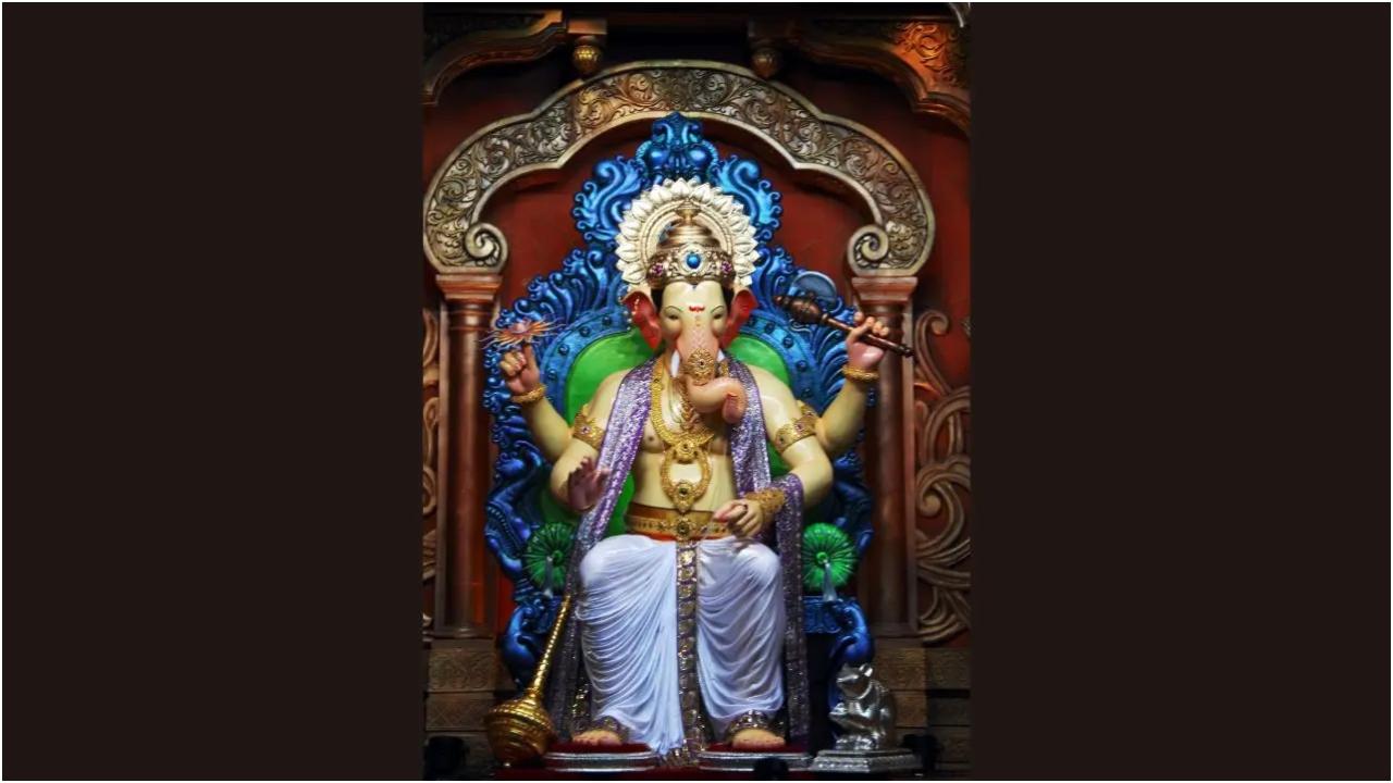 टिकट विवरण
सामान्य दर्शन - 50 रुपये
वीआईपी दर्शन - 200 रुपये
विशेष दर्शन - 500 रुपये
लालबागचा राजा कैसे पहुँचें
