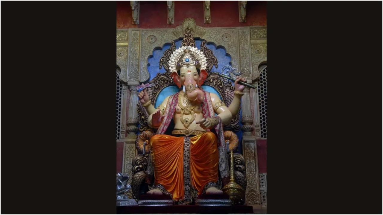 लाइव स्ट्रीमिंग
जो भक्त पंडाल में नहीं जा पा रहे हैं, वे लालबागचा राजा के दर्शन कर सकते हैं और आधिकारिक लालबागचा राजा यूट्यूब चैनल और सोशल मीडिया प्लेटफॉर्म पर लाइव आरती देख सकते हैं.
यह प्रतिष्ठित उत्सव एक धार्मिक आयोजन से कहीं बढ़कर है; यह भक्ति, संगीत और समुदाय का एक सांस्कृतिक उत्सव है जो हर साल लाखों लोगों को एकजुट करता है.