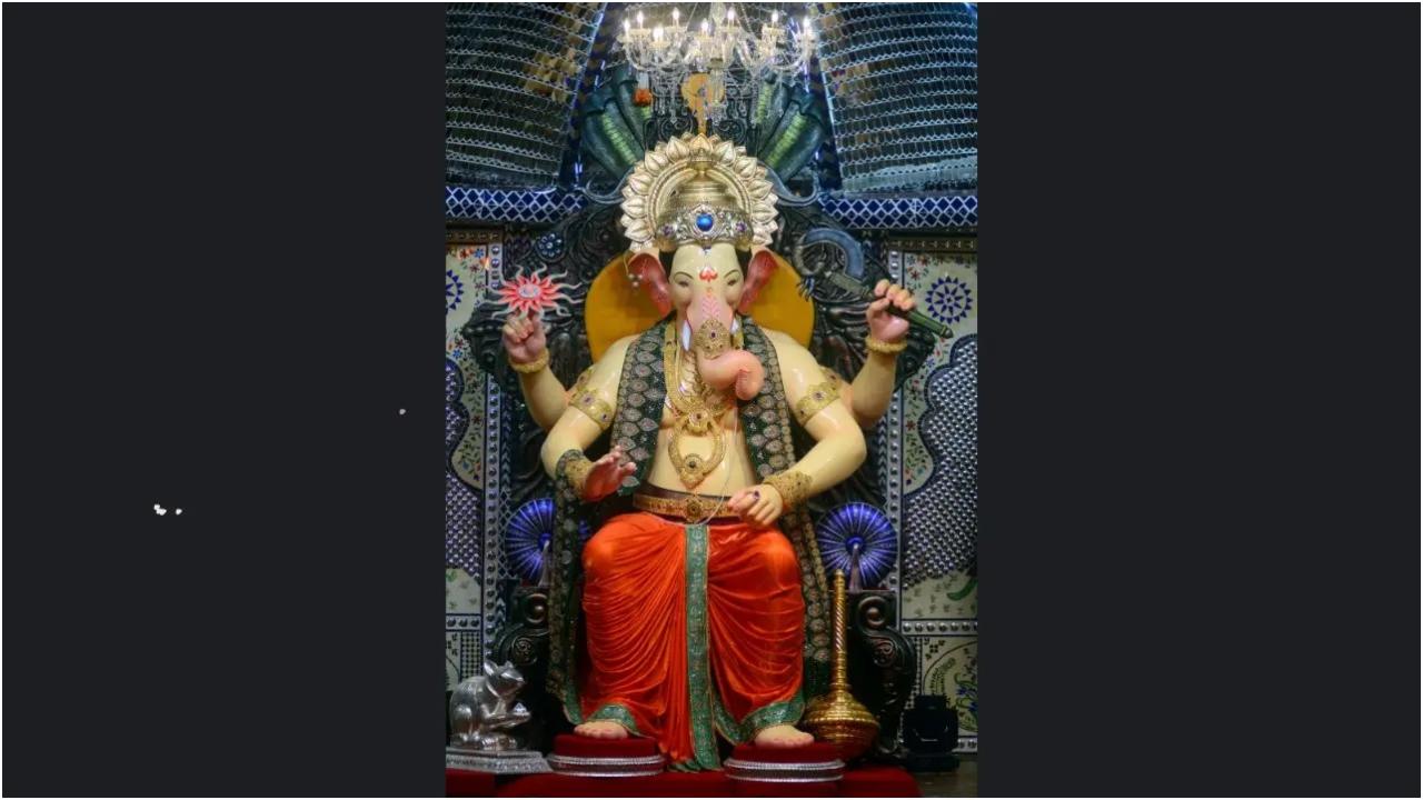 मुंबई के लालबाग स्थित प्रतिष्ठित पंडाल तक पहुँचने के कई तरीके हैं:
रेल द्वारा -
चिंचपोकली स्टेशन (मध्य लाइन): 10 मिनट पैदल
करी रोड स्टेशन (मध्य लाइन): 15 मिनट पैदल
लोअर परेल स्टेशन (पश्चिमी लाइन): 20-25 मिनट पैदल या टैक्सी से जल्दी पहुँच सकते हैं
सीएसएमटी से: सेंट्रल लाइन की ट्रेन लें और चिंचपोकली पहुँचें.
बस द्वारा - लालबाग से कई बेस्ट बसें जुड़ती हैं, जिनमें रूट 124, 134, 66, 132 और 172 शामिल हैं. व्यस्त समय के दौरान देरी की संभावना है.
टैक्सी द्वारा - एक सुविधाजनक विकल्प, लेकिन पंडाल के पास यातायात की भीड़ के लिए तैयार रहें.
निजी वाहन द्वारा - पार्किंग बेहद सीमित है; दूर पार्क करना और पैदल चलना उचित है.
मुंबई मेट्रो द्वारा - निकटतम मेट्रो स्टेशन लोअर परेल स्टेशन है, जहाँ से आप पंडाल तक छोटी सवारी या पैदल जा सकते हैं.
प्रो टिप: सुगम दर्शन अनुभव और भारी भीड़ से बचने के लिए छत्रपति शिवाजी मैदान-टीबी कदम मार्ग का उपयोग करें.