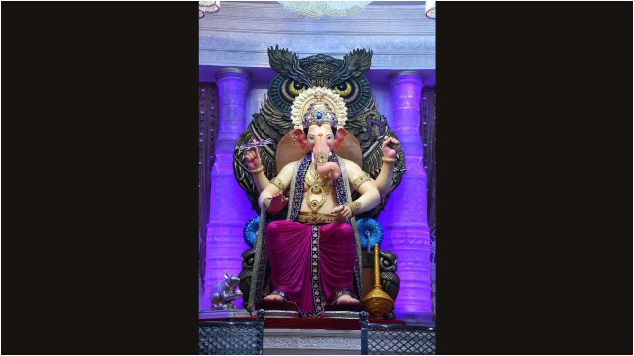 आरती और पूजा का कार्यक्रम
दैनिक अनुष्ठानों में शामिल हैं:
प्रातःकालीन पूजा - सुबह 6 बजे
दोपहर की पूजा - दोपहर 1 बजे
शाम की पूजा - शाम 7 बजे
भावपूर्ण आरती, इस उत्सव का एक मुख्य आकर्षण
प्रातःकालीन आरती - सुबह 7 बजे
दोपहर की आरती - दोपहर 1 बजे
शाम की आरती - शाम 7 बजेप्रत्येक आरती लगभग 15 मिनट तक चलती है, और इच्छुक भक्तों के लिए विशेष टिकट की सुविधा उपलब्ध है.