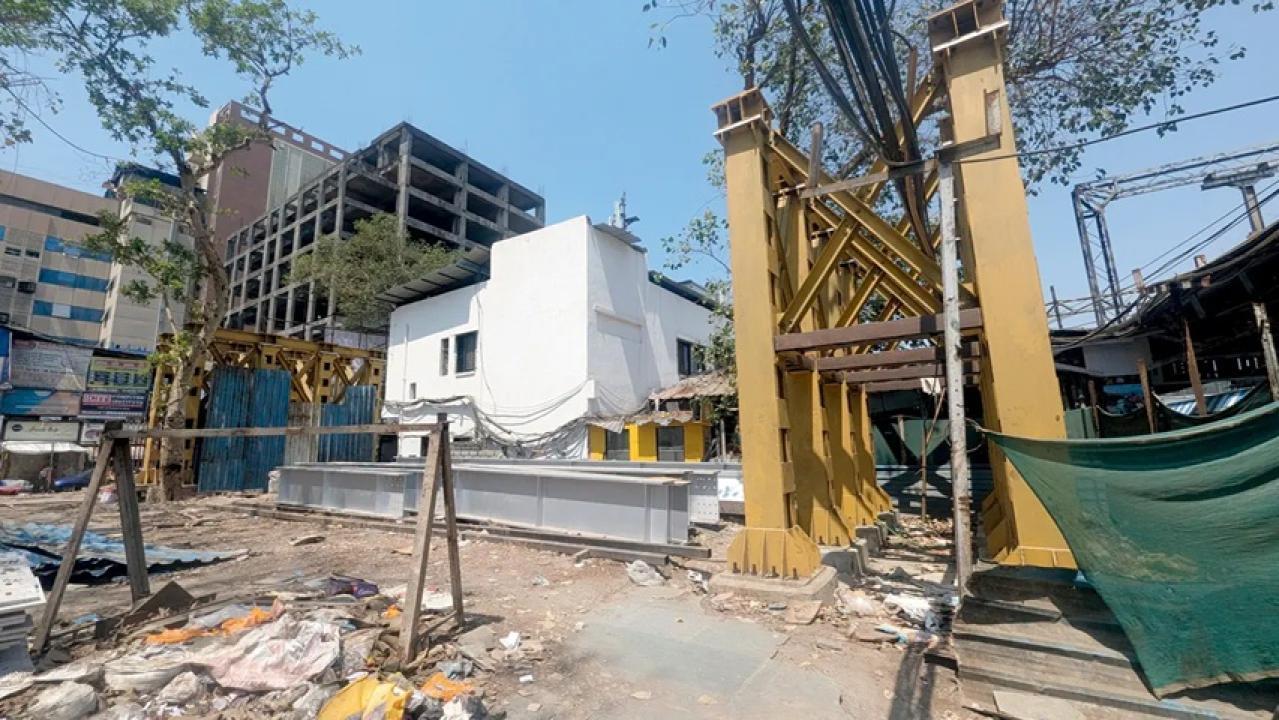 I1 साल से बंद FOB निर्माण के लिए मुलुंड निवासी पहुंचे BMC, तुरंत फंड देने का आदेश
