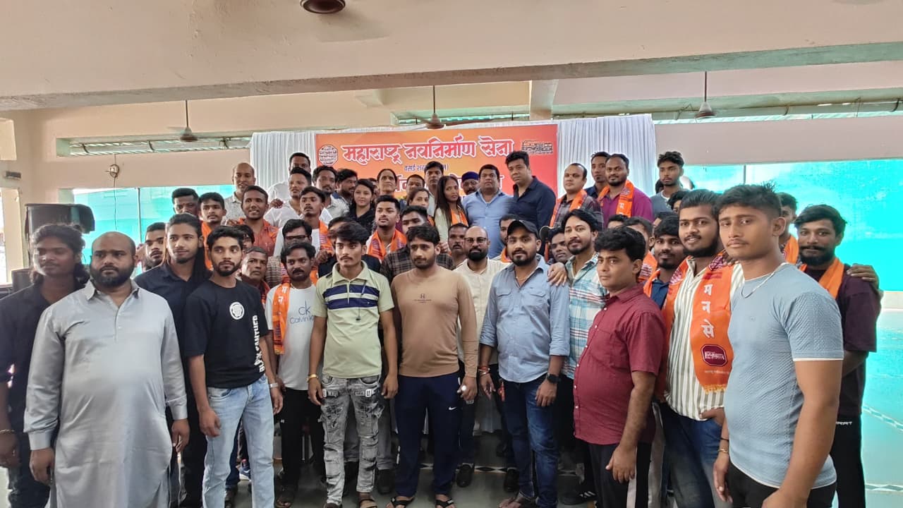 भोईर ने इस अवसर पर यह भी संकेत दिया कि वह जल्द ही किसी बड़ी पार्टी में शामिल होकर स्थानीय राजनीति में बड़ा धमाका करेंगे.
