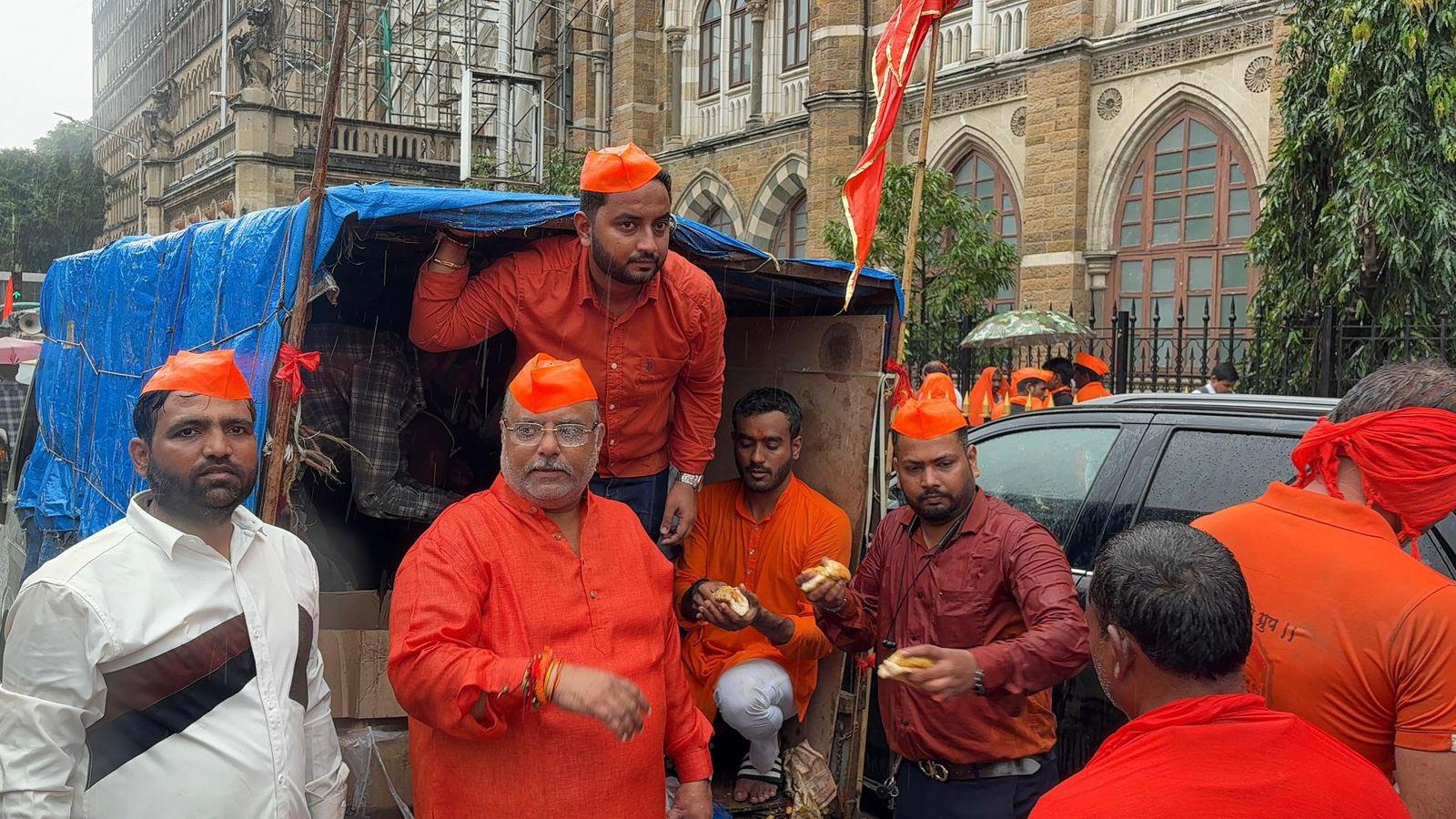 यही कारण है कि आंदोलनकारियों ने मैदान के बाहर सड़कों पर ही भोजन किया और पूरे माहौल को एक सामूहिक संघर्ष का रूप दे दिया.