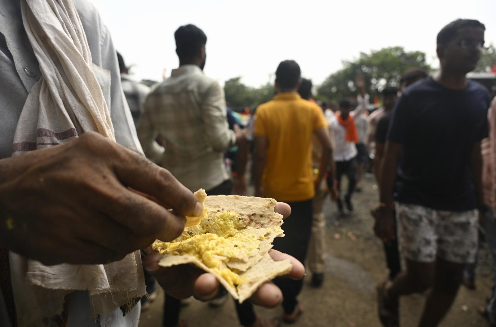 बल्कि दिन-रात जरांगे पाटिल के साथ खड़े रहने का संकल्प भी दोहरा रहे हैं. आंदोलनकारियों में बड़ी संख्या में महिलाएं, युवा और ग्रामीण इलाकों से आए लोग शामिल हैं.