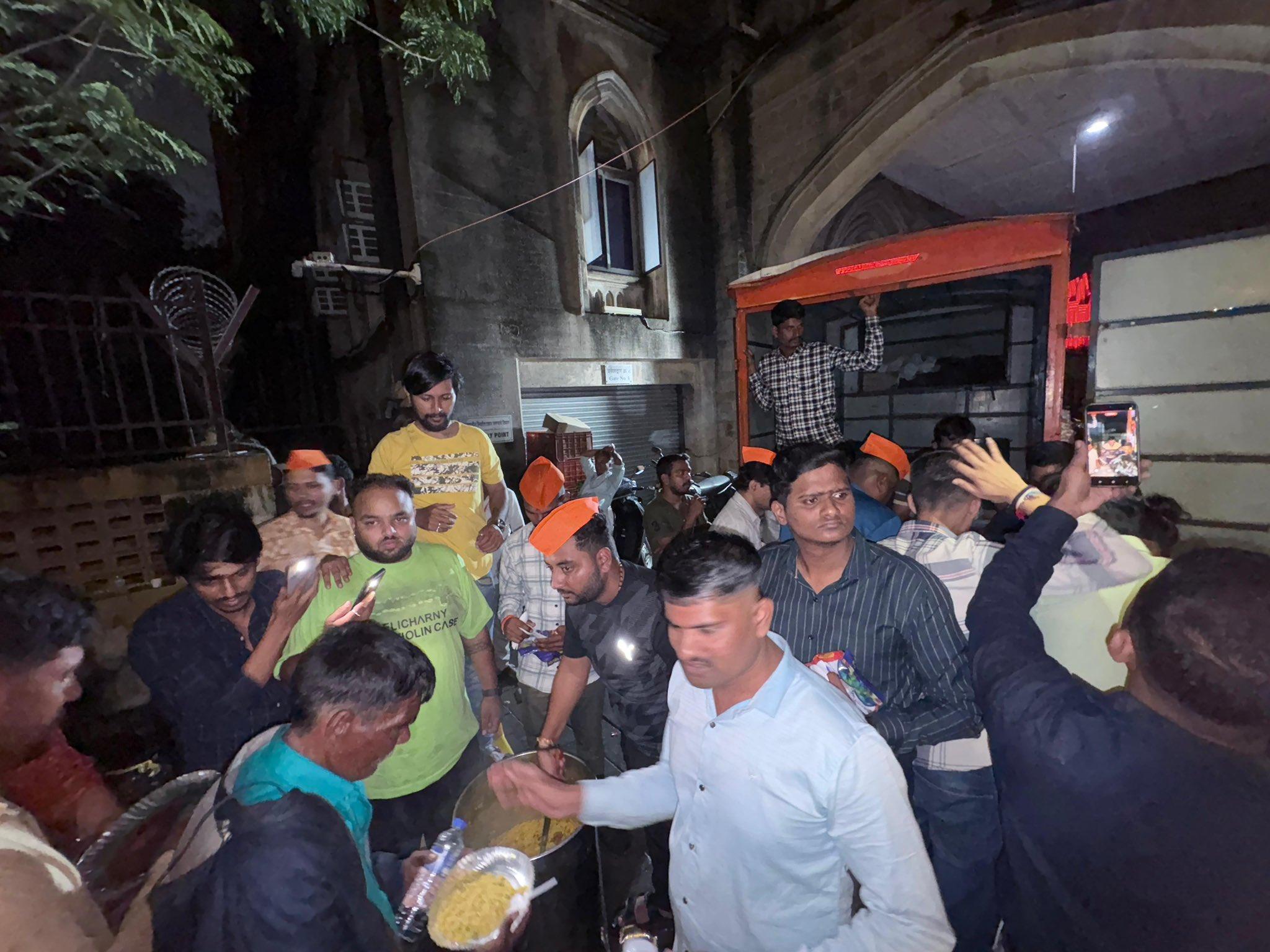 आज़ाद मैदान में जुटे समर्थकों का कहना है कि वे अपने नेता की हर परिस्थिति में मदद करेंगे. 
