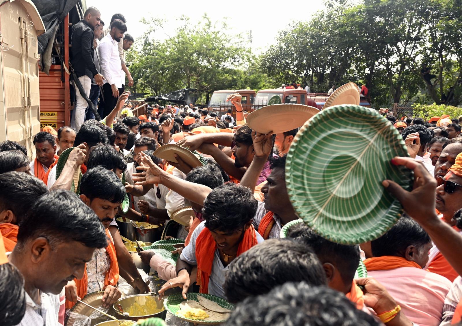 इस दौरान साफ तौर पर कहा गया था कि रैली में 5,000 से अधिक लोग शामिल नहीं हो सकते. बावजूद इसके, आज़ाद मैदान और उसके आसपास समर्थकों का हुजूम उमड़ पड़ा.