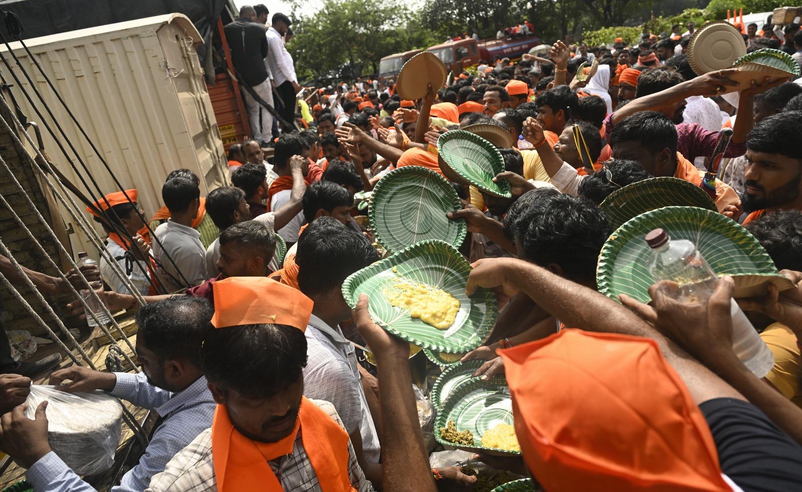 उनका कहना है कि सरकार द्वारा दिए गए 10 प्रतिशत अलग आरक्षण से मराठा समाज को वास्तविक लाभ नहीं मिलेगा. यही वजह है कि उनकी मांग केवल ओबीसी आरक्षण में शामिल किए जाने की है.