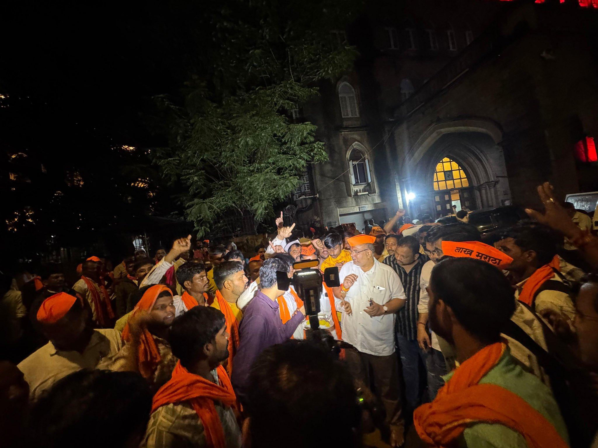 फिलहाल, राज्य सरकार की ओर से बातचीत की कोशिशें जारी हैं. लेकिन मैदान में बैठी भीड़ और समर्थकों की संख्या को देखकर यह स्पष्ट है कि जरांगे पाटिल का यह आंदोलन आने वाले दिनों में और बड़ा रूप ले सकता है.