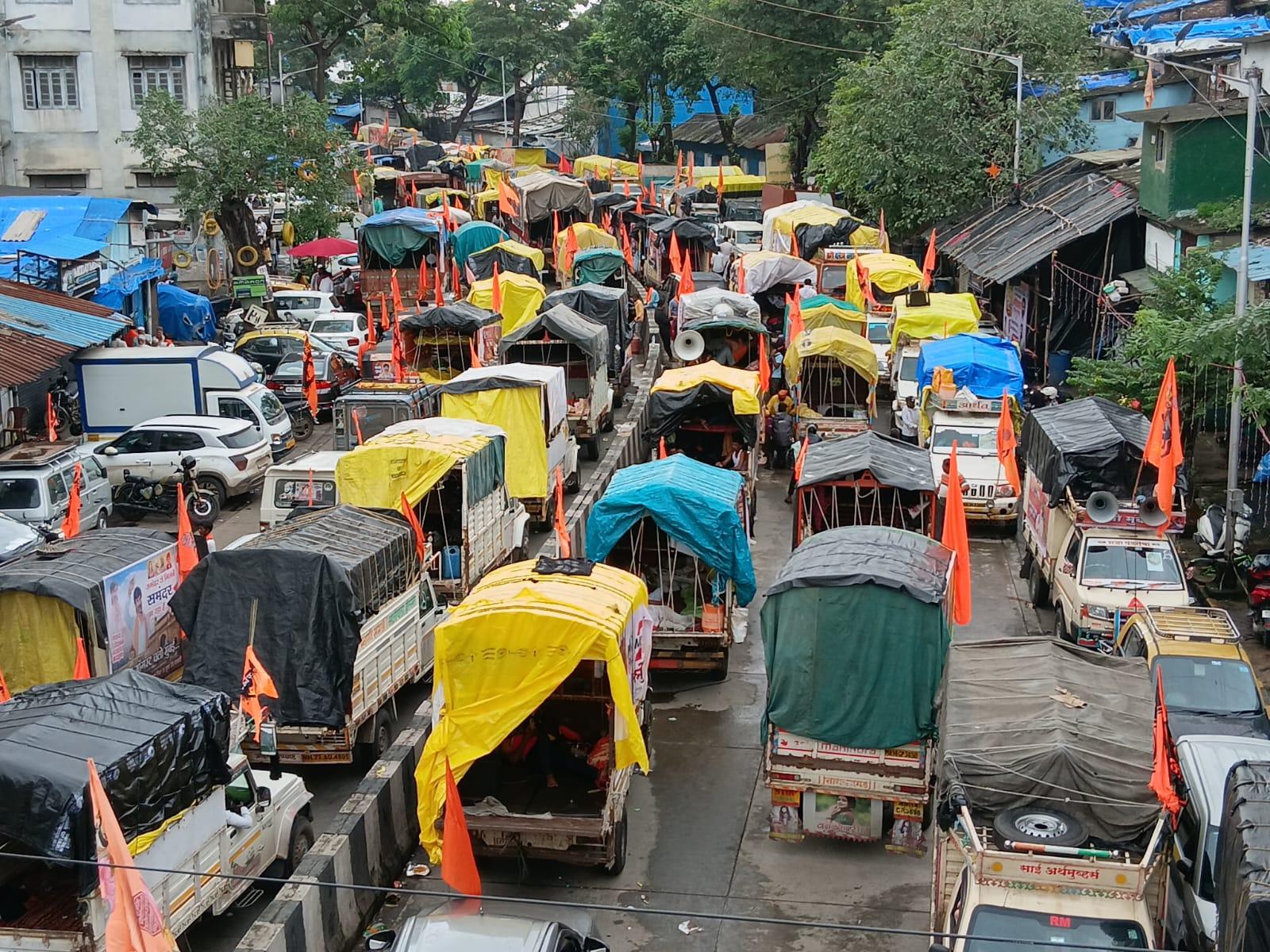 आज़ाद मैदान में आंदोलन के दौरान हजारों की संख्या में लोग एकत्रित हुए हैं. पुलिस ने यहाँ 1,500 से अधिक जवानों को तैनात किया है ताकि कानून-व्यवस्था बनी रहे. 