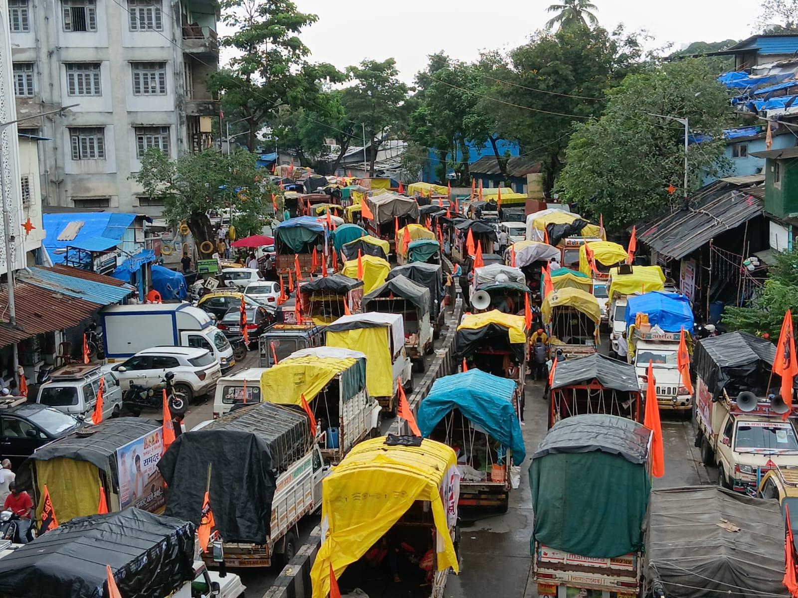 वहीं, भारी वाहनों को अस्थायी रूप से डॉकयार्ड रोड और सीएसएमटी क्षेत्र से दूर डायवर्ट किया गया है.