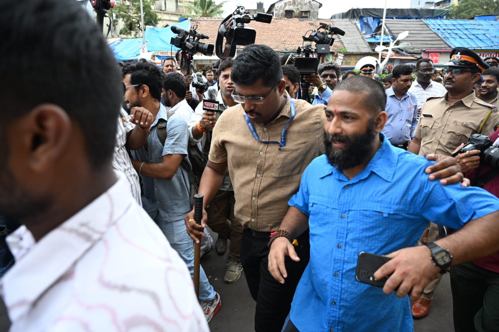 `चला दादर` के संस्थापक चेतन कांबले ने मिड-डे डॉट कॉम से बात करते हुए तीखा हमला बोला — “आज 25-30 शांतिपूर्ण प्रदर्शनकारियों को तो पुलिस ने तुरंत उठा लिया, 