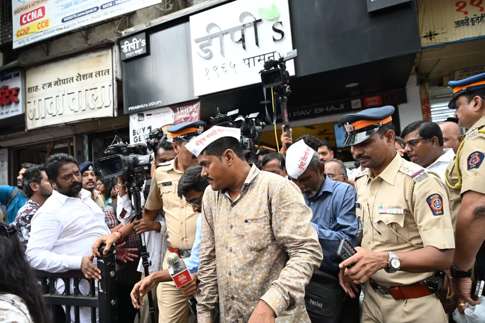 प्रदर्शनकारियों की मांगें साफ थीं — नगर निगम को किसी समुदाय की भावनाओं की बजाय जन स्वास्थ्य को प्राथमिकता देनी चाहिए, मुंबई के सभी कबूतरखाने बंद होने चाहिए, 