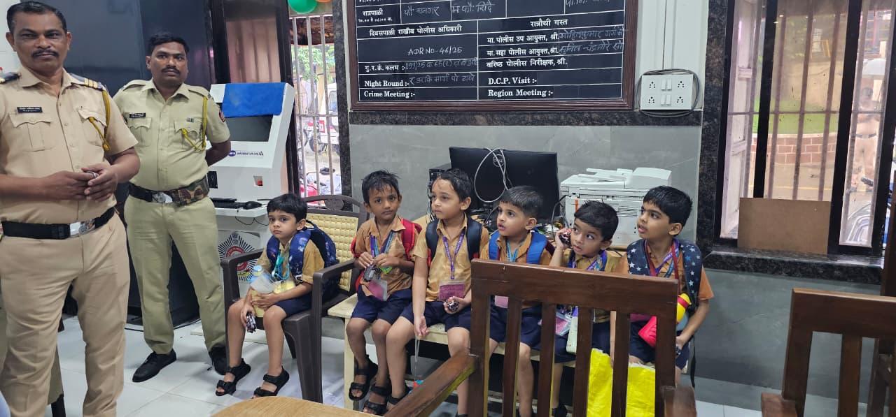 विभाग का अनुमान है कि आने वाले घंटों में शहर और उपनगरों में भारी से बहुत भारी बारिश हो सकती है. लगातार बारिश से कई निचले इलाकों में पानी भर गया है, जिससे ट्रैफिक और लोकल ट्रेन सेवाओं पर असर पड़ा है. कई जगहों पर जाम की स्थिति बन गई है और बसों का संचालन भी बाधित हुआ है.