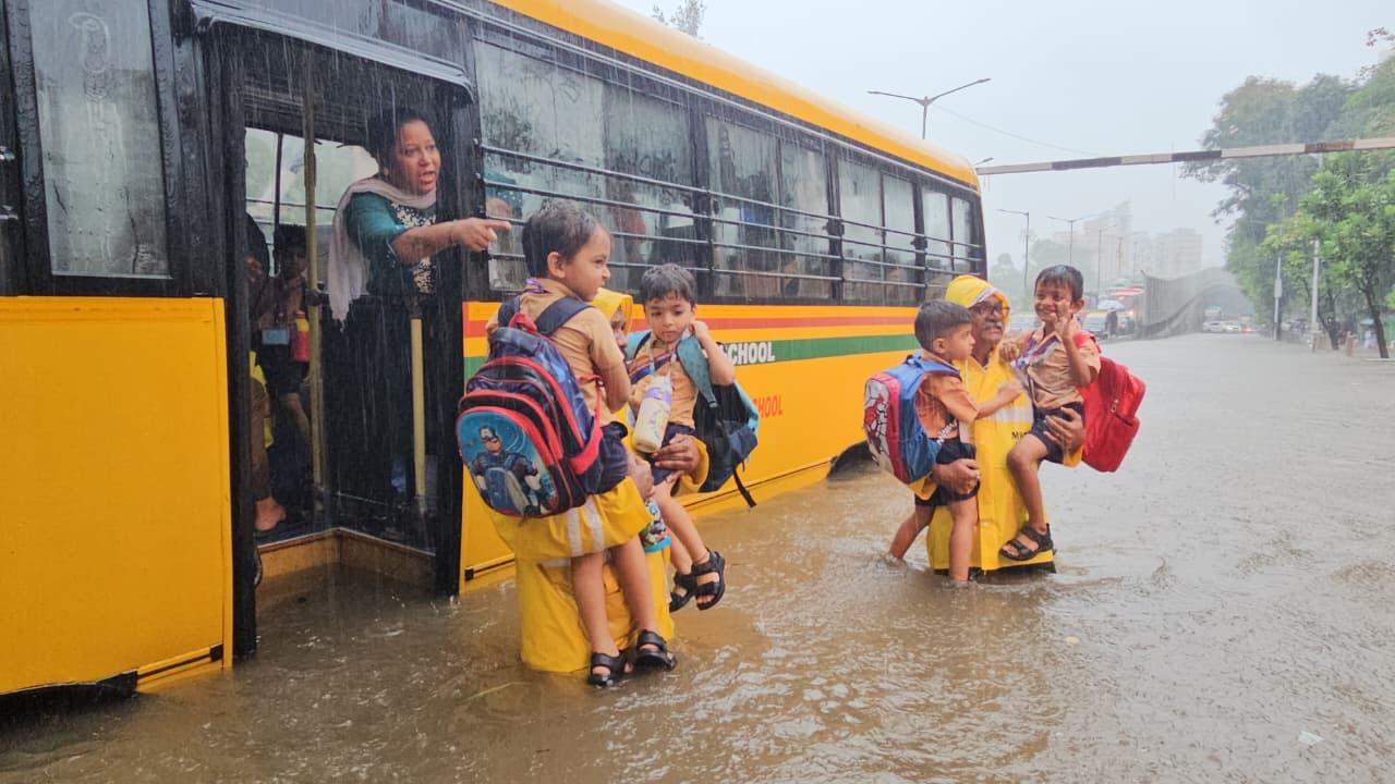 बीएमसी आयुक्त एवं प्रशासक भूषण गगरानी ने आदेश जारी करते हुए कहा कि विद्यार्थियों की सुरक्षा सर्वोच्च प्राथमिकता है, इसलिए सभी स्कूल और कॉलेज दोपहर 12 बजे के बाद बंद रहेंगे. 
