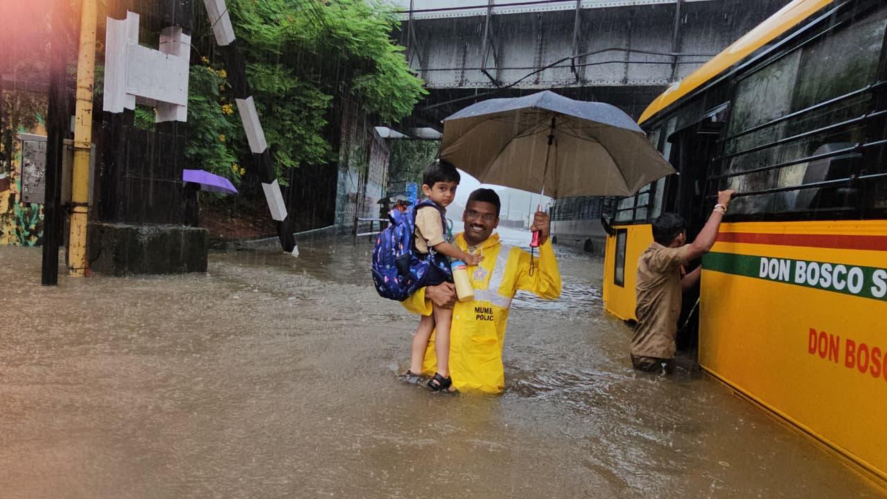 बीएमसी ने नागरिकों से अपील की है कि वे अनावश्यक बाहर न निकलें और सुरक्षित स्थानों पर ही रहें. साथ ही, किसी भी आपात स्थिति में बीएमसी के मुख्य नियंत्रण कक्ष से हेल्पलाइन नंबर 1916 पर संपर्क करने की सलाह दी गई है. माटुंगा की घटना ने एक बार फिर यह साबित कर दिया कि लगातार भारी बारिश के दौरान बच्चों और बुजुर्गों की सुरक्षा पर विशेष ध्यान देना जरूरी है. 