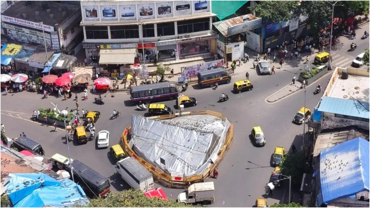 इस बीच, सुप्रीम कोर्ट ने सोमवार को बॉम्बे हाईकोर्ट के उस आदेश के खिलाफ एक याचिका खारिज कर दी, जिसमें बीएमसी को कबूतरखानों में कबूतरों को दाना डालने वालों के खिलाफ एफआईआर दर्ज करने का निर्देश दिया गया था.