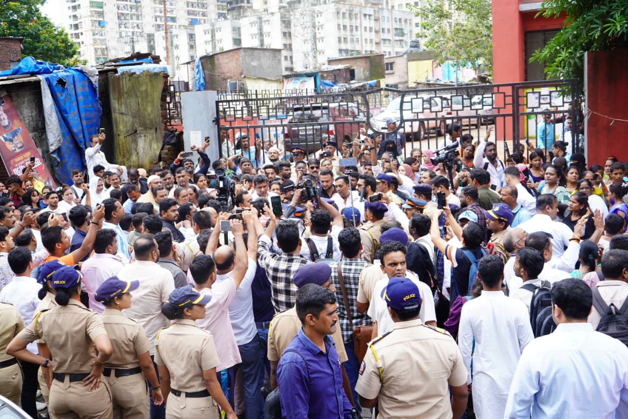 कांग्रेस प्रतिनिधिमंडल ने पालकमंत्री मंगल प्रभात लोढ़ा से मुलाकात करने की कोशिश की, लेकिन पुलिस ने उन्हें रोक दिया. इससे नाराज कार्यकर्ताओं ने भाजपा सरकार और पालकमंत्री लोढ़ा को चूड़ियां पहनाने की धमकी दी. 