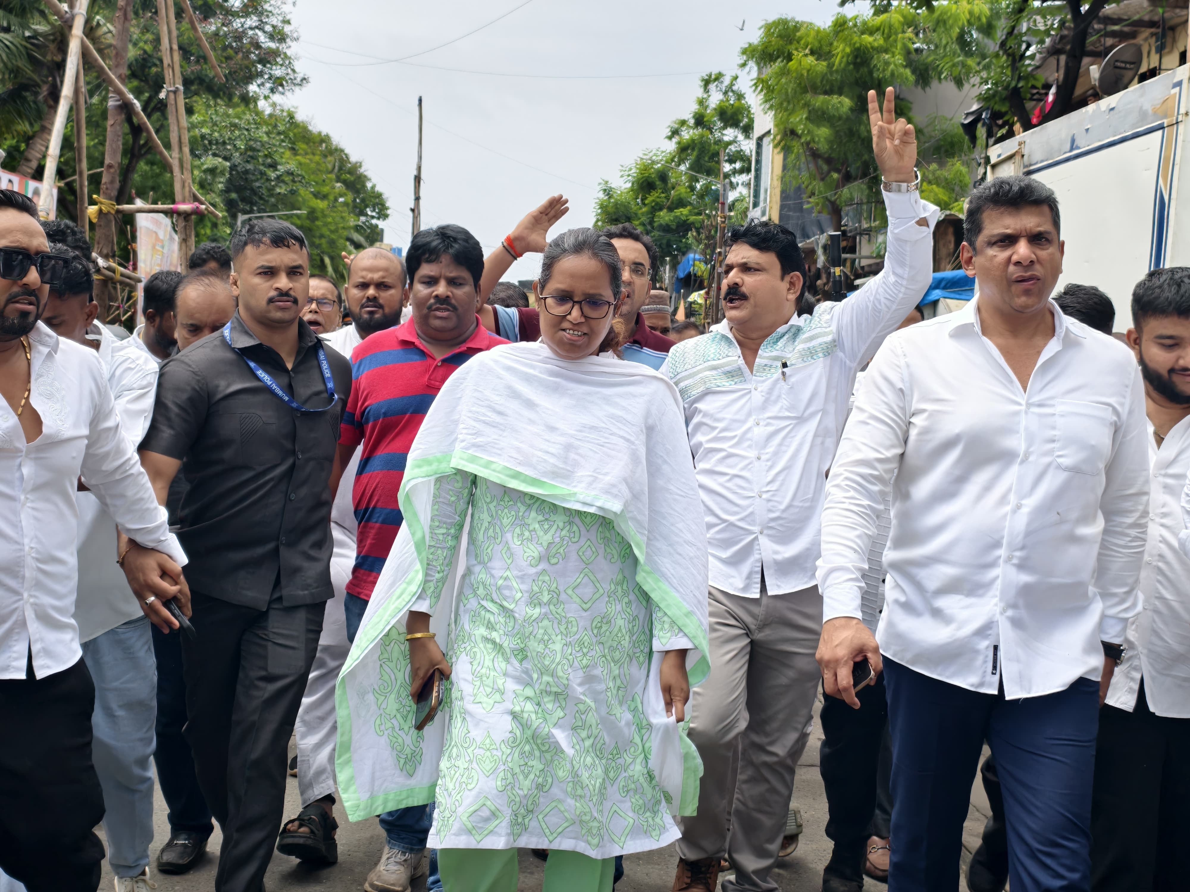 प्रदर्शन के दौरान कांग्रेस नेताओं ने भाजपा सरकार से जवाब मांगते हुए चेतावनी दी कि वे इस कुटिल योजना को विफल करेंगे.