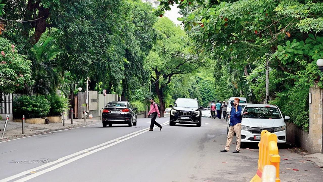 Iमालाबार हिल हादसे के बाद निवासियों की मांग, चौड़े और सुरक्षित फुटपाथ बनें
