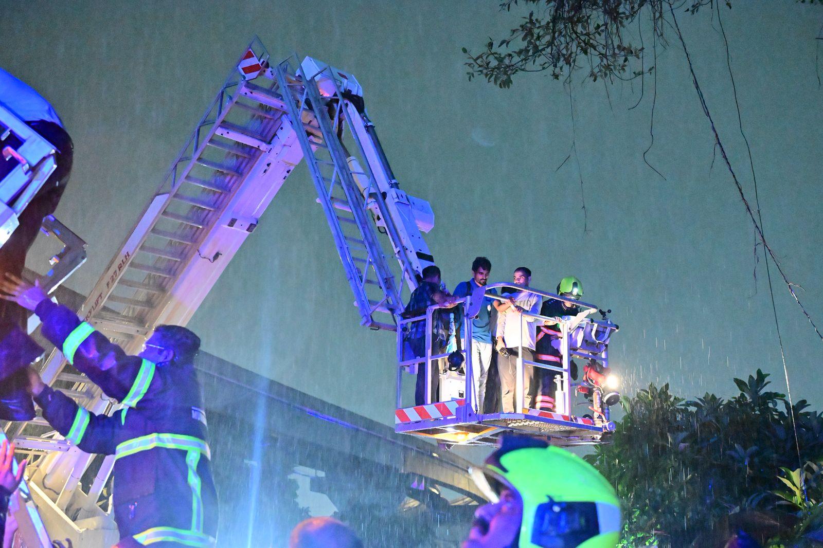 क्रेन की मदद से दमकलकर्मियों ने ट्रेन में फंसे यात्रियों को सुरक्षित बाहर निकाला. रात 8:45 बजे तक अभियान पूरा कर लिया गया. 