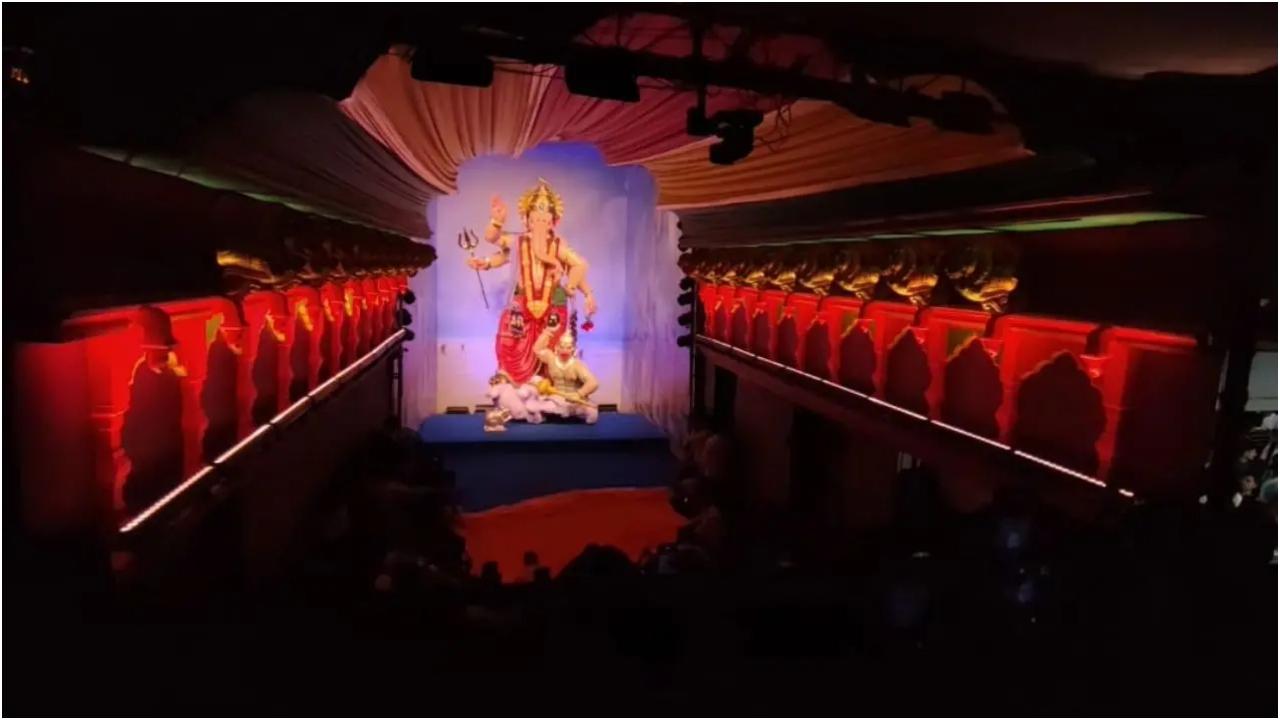 मुंबईचा राजा सार्वजनिक गणेशोत्सव मंडल ने सोमवार को इस साल की प्रतिमा का पहला लुक जारी किया. (तस्वीरें/ मंजीत ठाकुर और राज पाटिल)