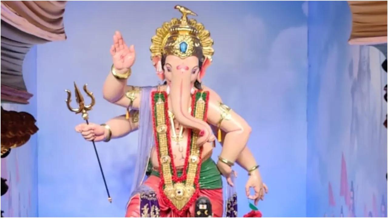 लालबाग के गणेश गली में स्थित, लालबाग सार्वजनिक उत्सव मंडल, जिसे मुंबईचा राजा के नाम से जाना जाता है, की स्थापना 1928 में हुई थी, जो इसे मुंबई के सबसे पुराने और प्रतिष्ठित गणेश पंडालों में से एक बनाता है.