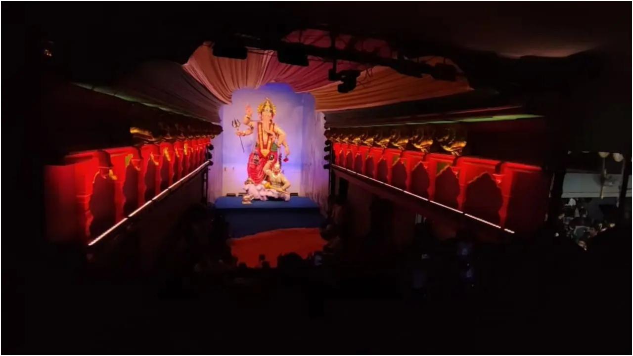 प्रतिष्ठित मुंबईचा राजा भक्तों के दिलों में एक विशेष स्थान रखता है. मैक्सिमम सिटी में गणेश चतुर्थी के भव्य उत्सव के दौरान, इसका नाम सबसे ऊपर गूंजता है, जो लाखों लोगों को प्रार्थना, भक्ति और सदियों पुरानी परंपराओं के संगम में एकजुट करता है.