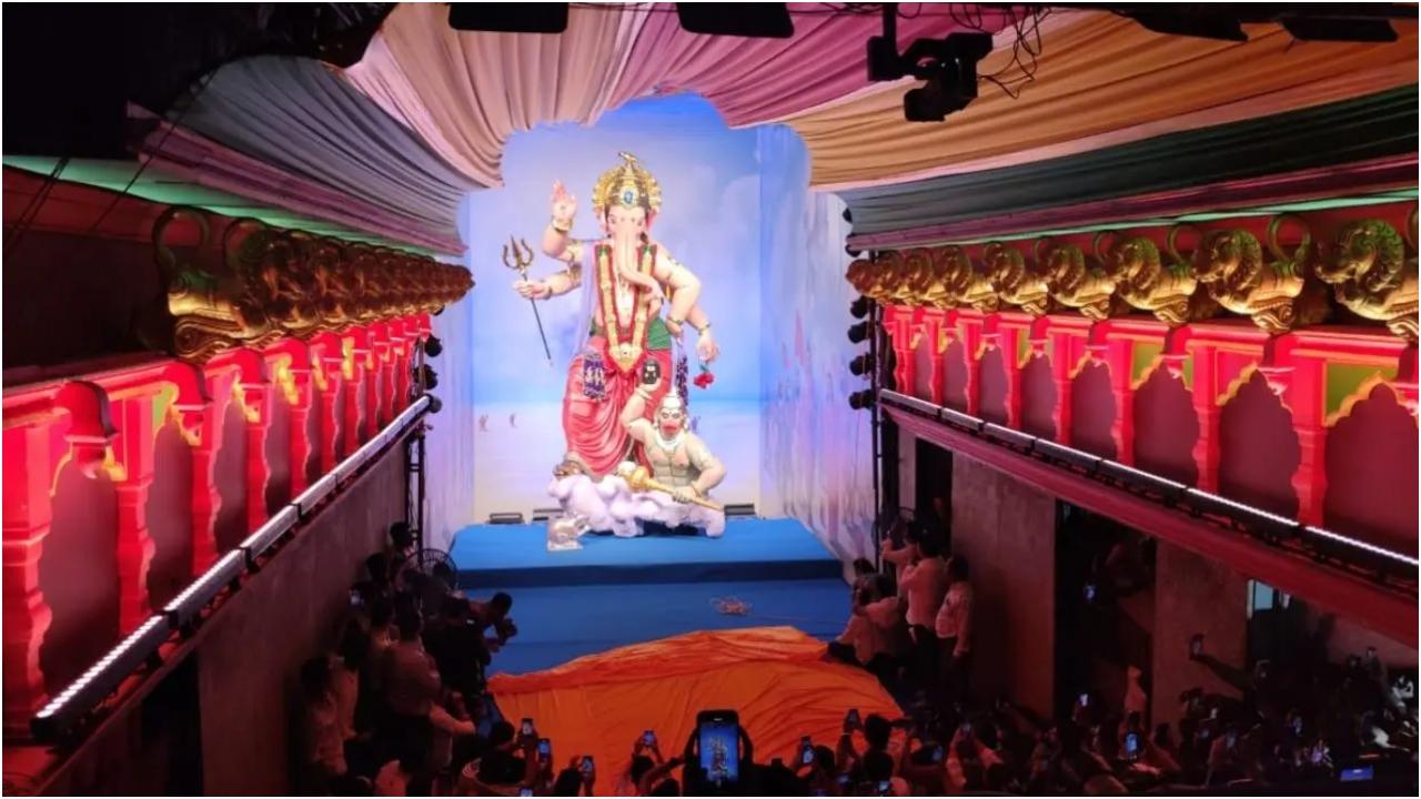 22 फुट ऊँची यह प्रतिष्ठित मूर्ति पूरी तरह से हाथ से बनाई जाती है - बिना किसी साँचे के, यह परंपरा 45 वर्षों से भी अधिक समय से चली आ रही है.