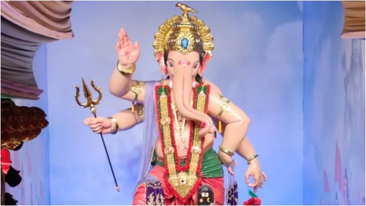 हर साल, गणेश चतुर्थी के भव्य उत्सव के दौरान, लाखों भक्त मुंबई के प्रसिद्ध मुंबईचा राजा, शहर की सबसे प्रतिष्ठित गणेश प्रतिमा के दर्शन के लिए उमड़ पड़ते हैं.
