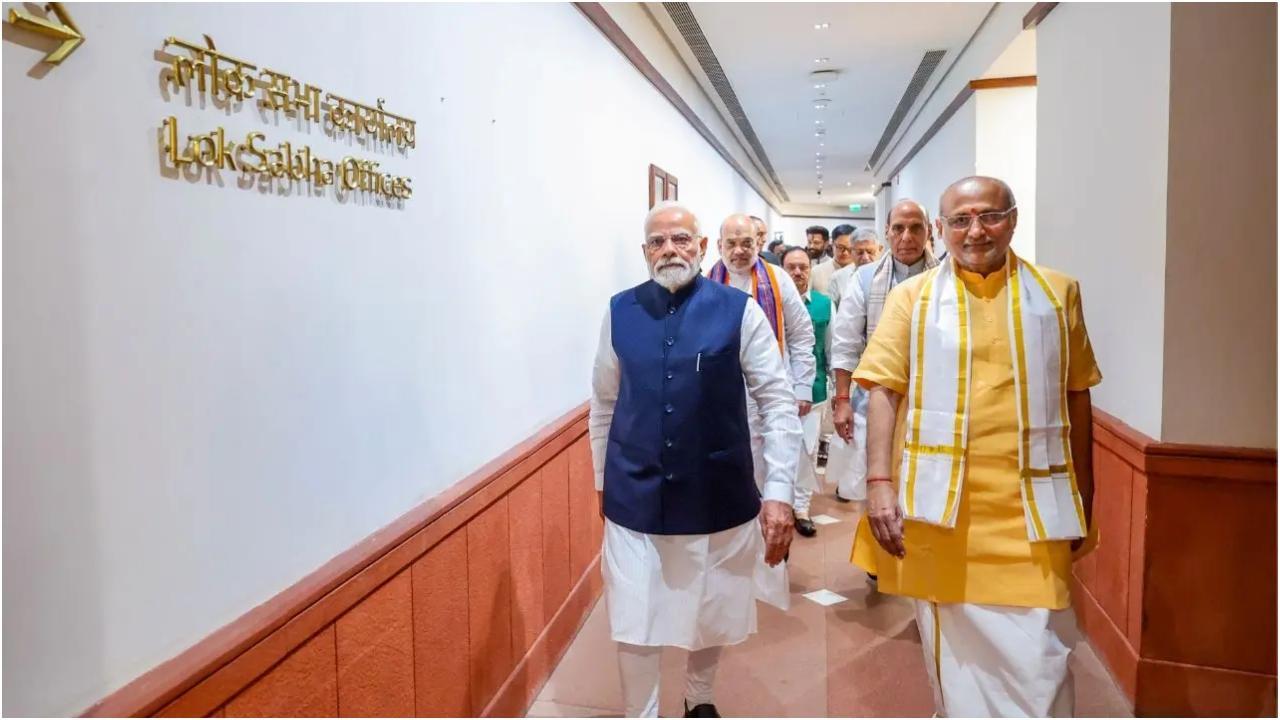 प्रधानमंत्री नरेंद्र मोदी महाराष्ट्र के राज्यपाल और एनडीए उम्मीदवार सीपी राधाकृष्णन के साथ. तस्वीर/पीटीआई