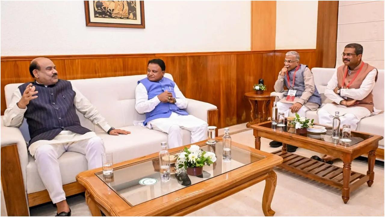 राज्यसभा के उपसभापति हरिवंश नारायण सिंह अन्य नेताओं के साथ. तस्वीर/पीटीआई