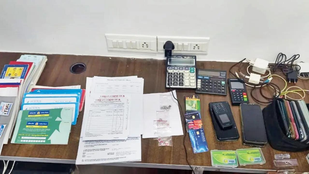 सैकड़ों फर्जी दस्तावेज जब्त