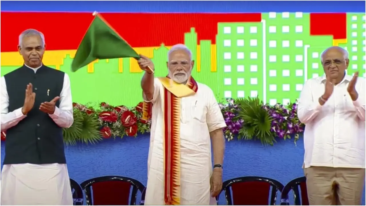 प्रधानमंत्री मोदी ने एक नई ट्रेन को हरी झंडी दिखाई. तस्वीर/पीटीआई