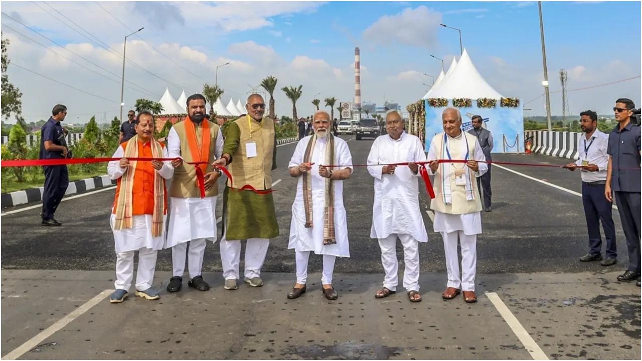 प्रधानमंत्री मोदी ने शुक्रवार को बिहार में कई परियोजनाओं का उद्घाटन और शिलान्यास किया. तस्वीर/पीटीआई