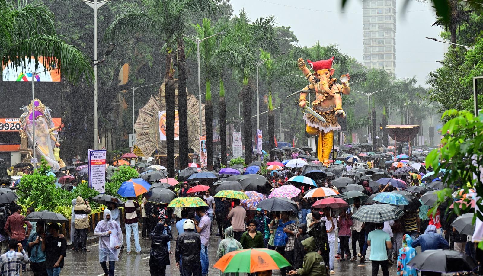 दस दिनों तक चलने वाले इस उत्सव में लाखों भक्त गणपति बप्पा के दर्शन के लिए पंडालों में उमड़ेंगे. 