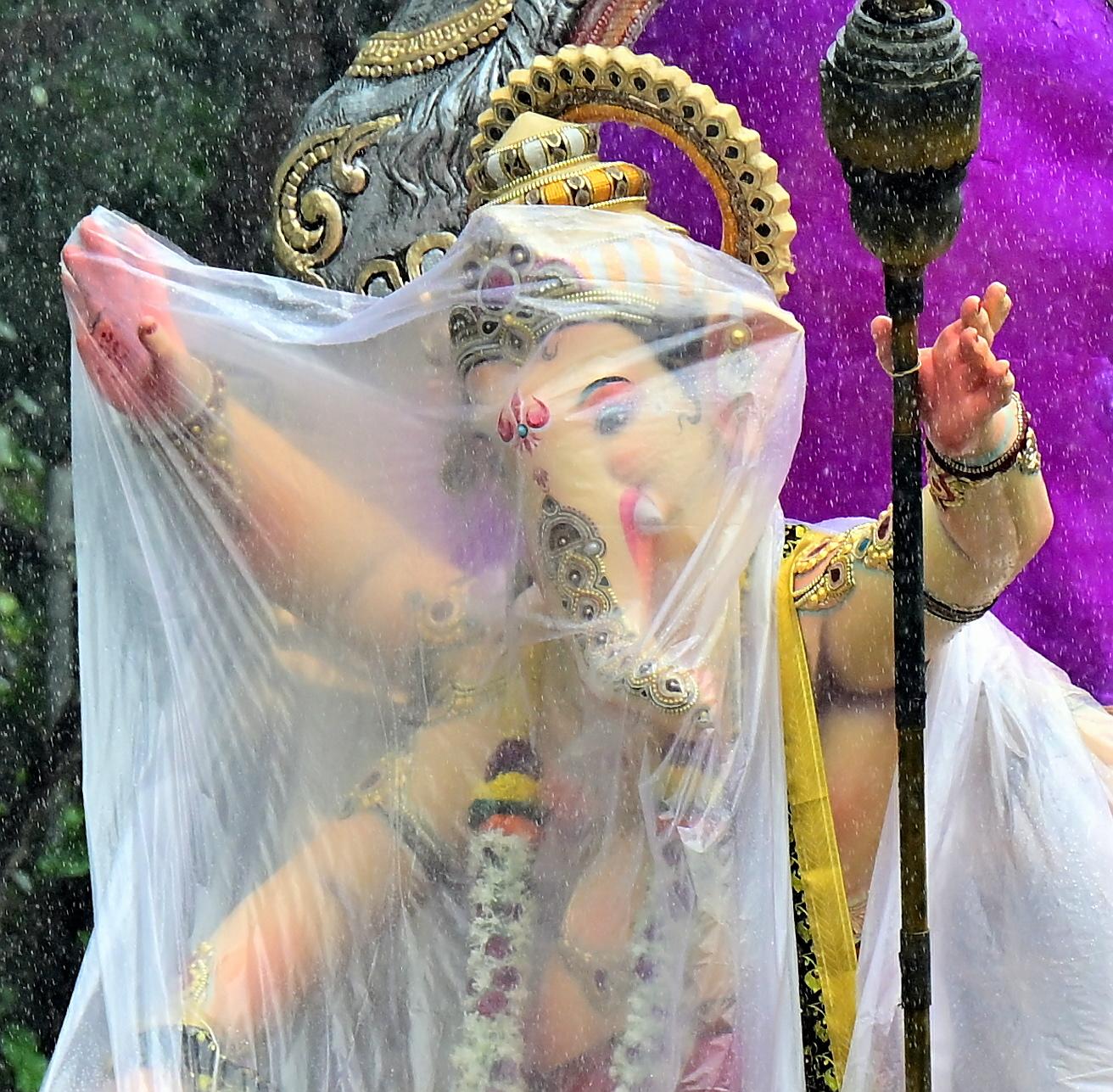 बावजूद इसके, न तो मंडलों का उत्साह कम हुआ और न ही श्रद्धालुओं की आस्था डगमगाई. जगह-जगह ढोल-ताशों की थाप और नाचते-गाते गोविंदाओं की टोली ने माहौल को और भी जीवंत बना दिया.