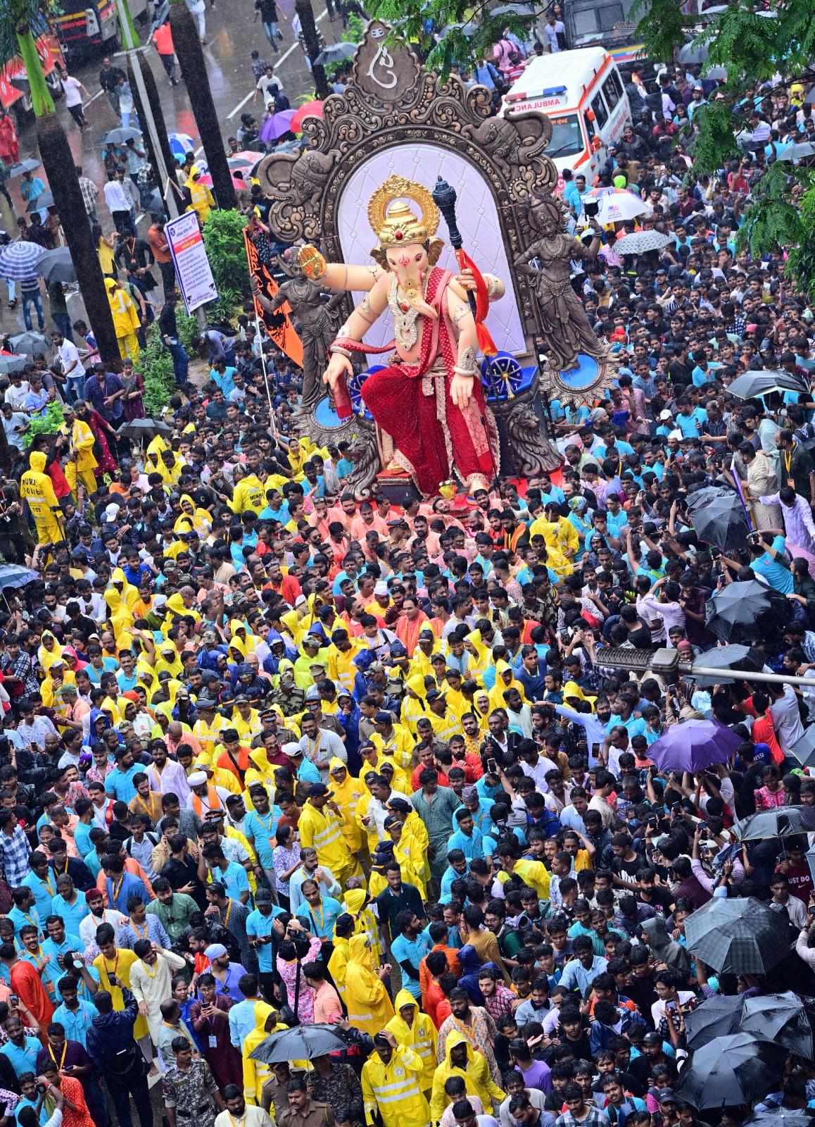 पर्यावरण को ध्यान में रखते हुए कई मंडलों ने इस बार इको-फ्रेंडली मूर्तियां अपनाई हैं, ताकि विसर्जन के समय समुद्र प्रदूषण से बचा जा सके.