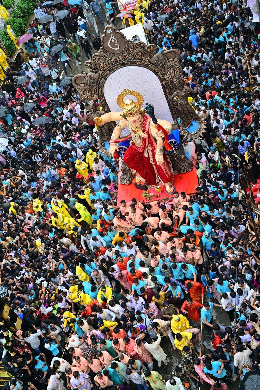 बारिश भले ही रुक-रुककर शहर की रफ्तार को धीमा कर रही हो, लेकिन गणपति बप्पा के स्वागत में मुंबईकरों की श्रद्धा और जोश लगातार बढ़ता ही जा रहा है.