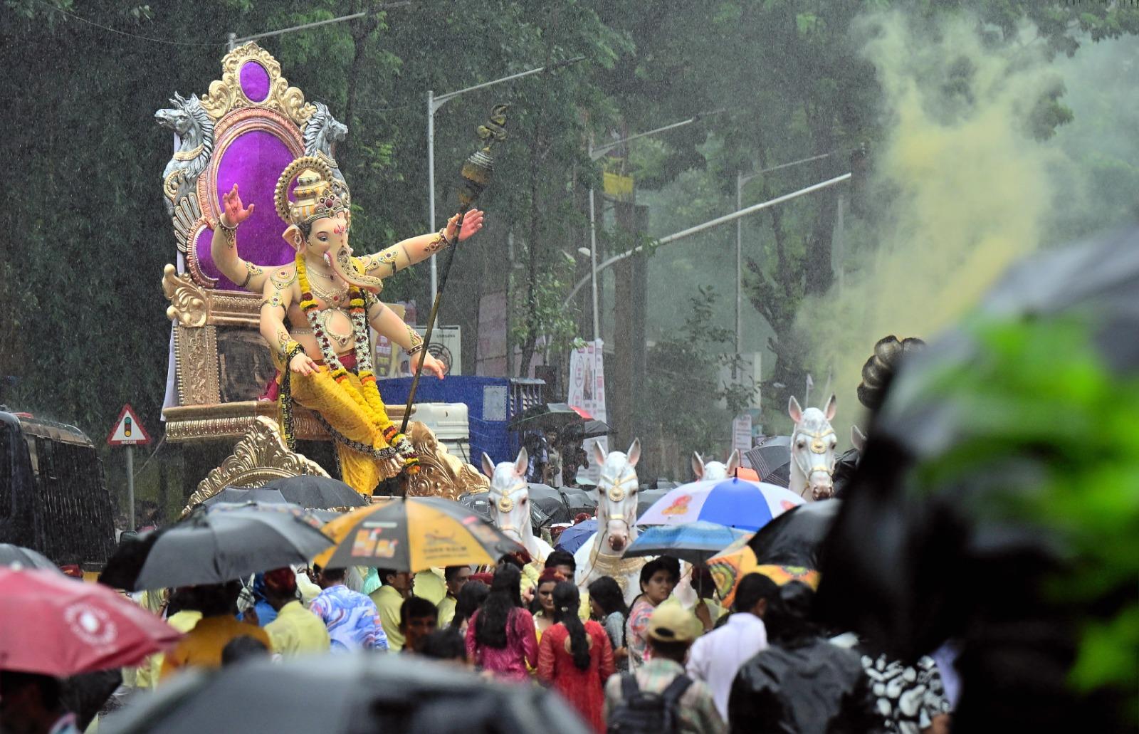 इस बार भी, बारिश की रुकावटों के बावजूद, भक्तों के चेहरों पर उत्साह और आस्था की चमक साफ नजर आई. 