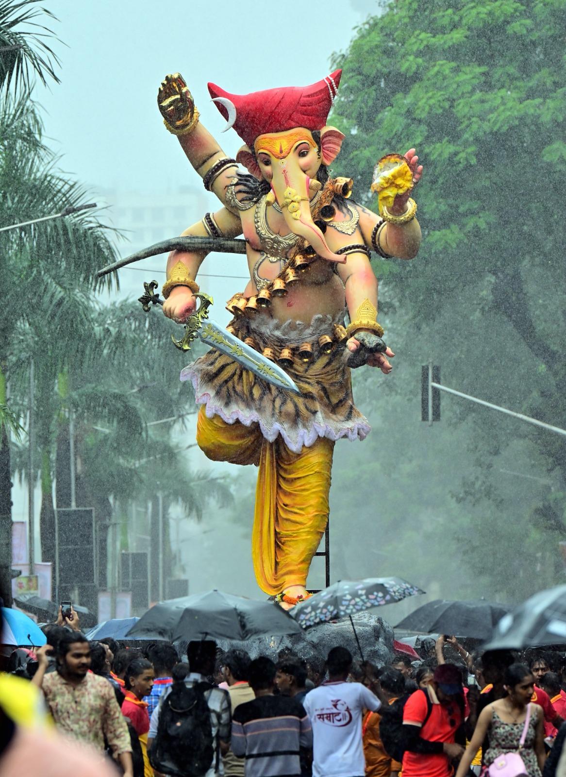बड़े-बड़े ट्रक और हाथगाड़ियां रंग-बिरंगी सजावट से सजी मूर्तियों को लेकर जब परेल से रवाना हुईं, तो भक्तों के जयकारों से पूरा इलाका गूंज उठा—