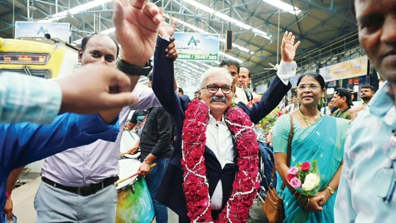 I28 साल की सेवा के बाद पश्चिम रेलवे ट्रेन मैनेजर मिलिंद साटम को दी गई भावुक विदाई