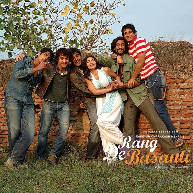 रंग दे बसंती
कॉलेज के मस्तीभरे दिन बिताने वाले डीजे और उसके दोस्त जब सामाजिक बदलाव के लिए खड़े होते हैं, तो उनकी दोस्ती एक उद्देश्य का रूप ले लेती है. फिल्म दिखाती है कि दोस्ती साधारण लोगों को असाधारण साहस दे सकती है.