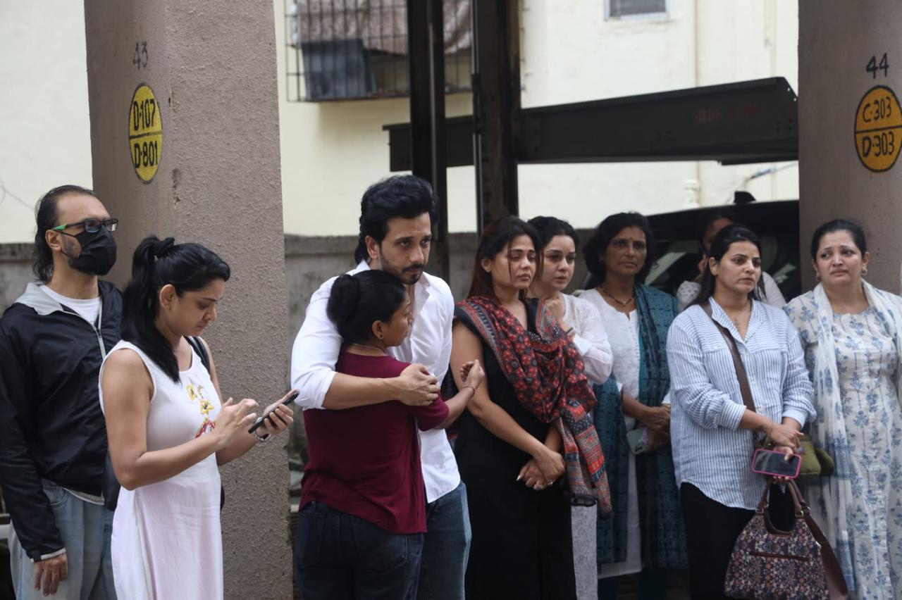 इसके बाद, अभिनेत्री का अंतिम संस्कार भयंदर श्मशान घाट पर पूरे विधि-विधान से किया गया. इस दौरान परिवार और चाहने वालों का रो-रोकर बुरा हाल था. 